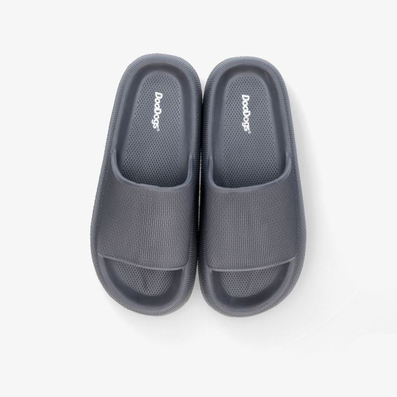Leichtes graues Paar Badeslipper mit offenem Zehenbereich und rutschfester Sohle, ideal für Komfort