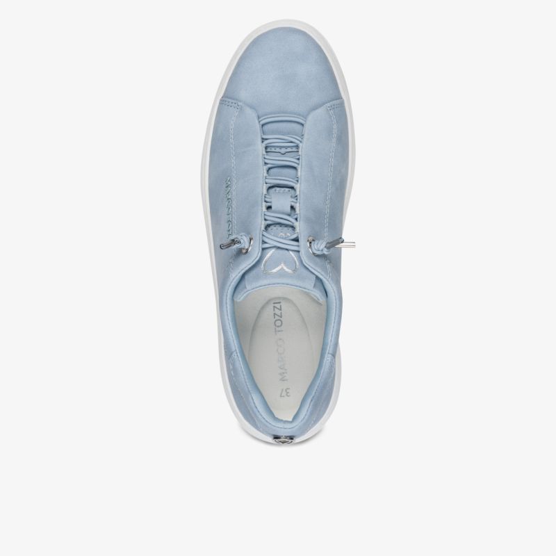 Hellblauer Sneaker aus glattem Material mit Schnürung und bequemer Innensohle in klarer Draufsicht