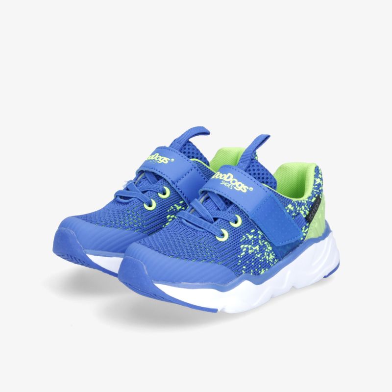 Blaue Sportschuhe mit Klettverschluss und grünen Akzenten, bieten Komfort und Stil für aktive Kinder.
