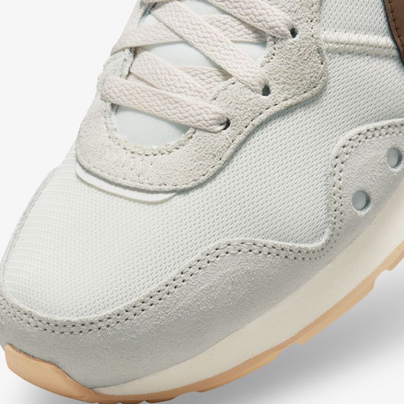 Hochwertiger Sneaker mit strapazierfähigem Materialmix und bequemer Passform für optimalen Tragekomfort.