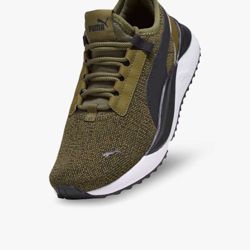 Moderner olivgrüner Sneaker mit kontrastierendem Design und robuster Sohle für optimalen Komfort.