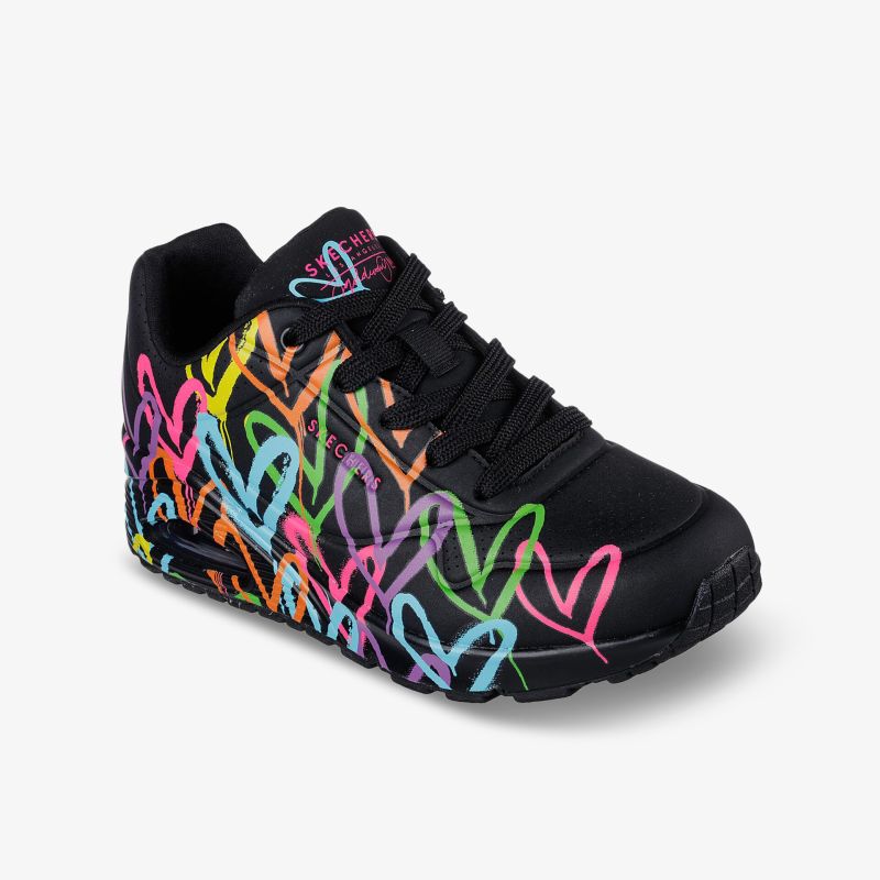 Bunter Turnschuh mit Herz-Design, bequeme Passform, ideal für Freizeit und Alltag, stilvoll und trendy.