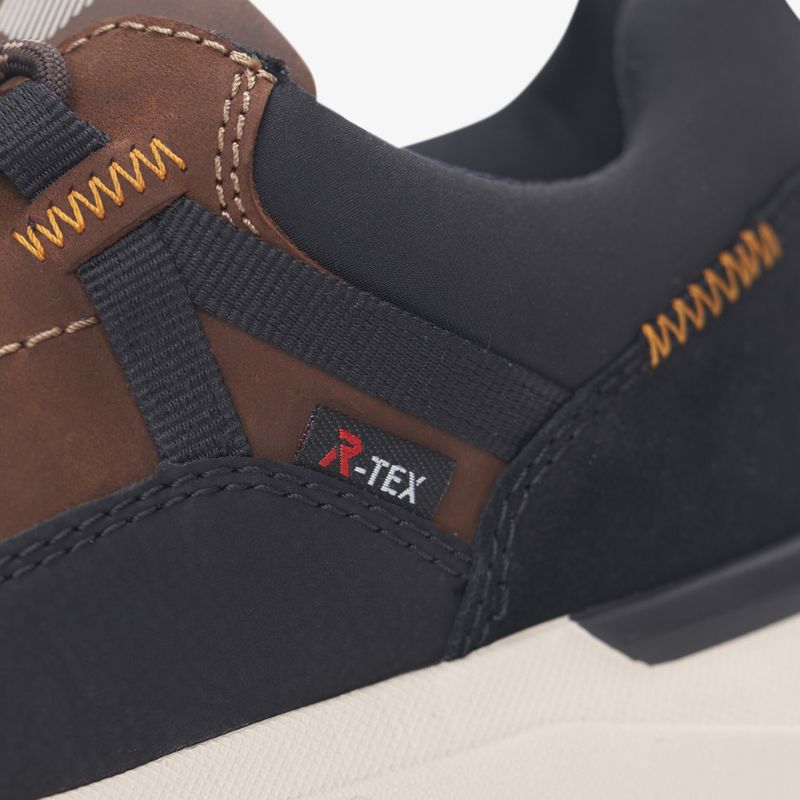 Stylischer Schuh mit braunem und schwarzem Obermaterial und kontrastierenden Nähten für optimalen Komfort.