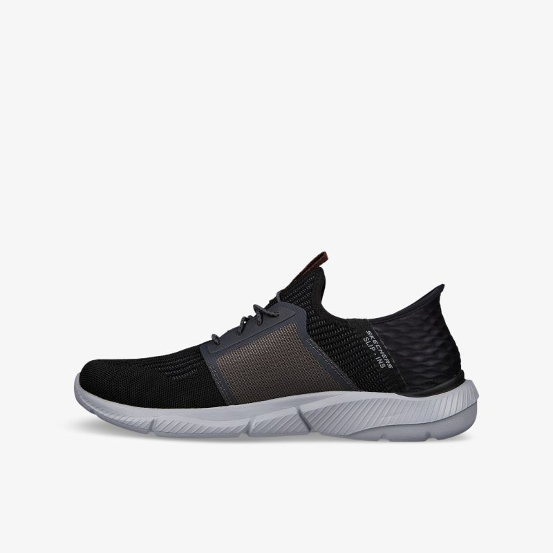 Seitliche Ansicht eines schwarzen sportlichen Sneakers mit weißer flexibler Sohle für optimalen Tragekomfort