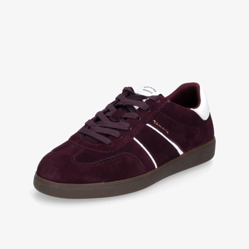 Dunkelroter Sneaker mit weißem Ferseneinsatz in schräger Vorderansicht, moderner und komfortabler Freizeitschuh