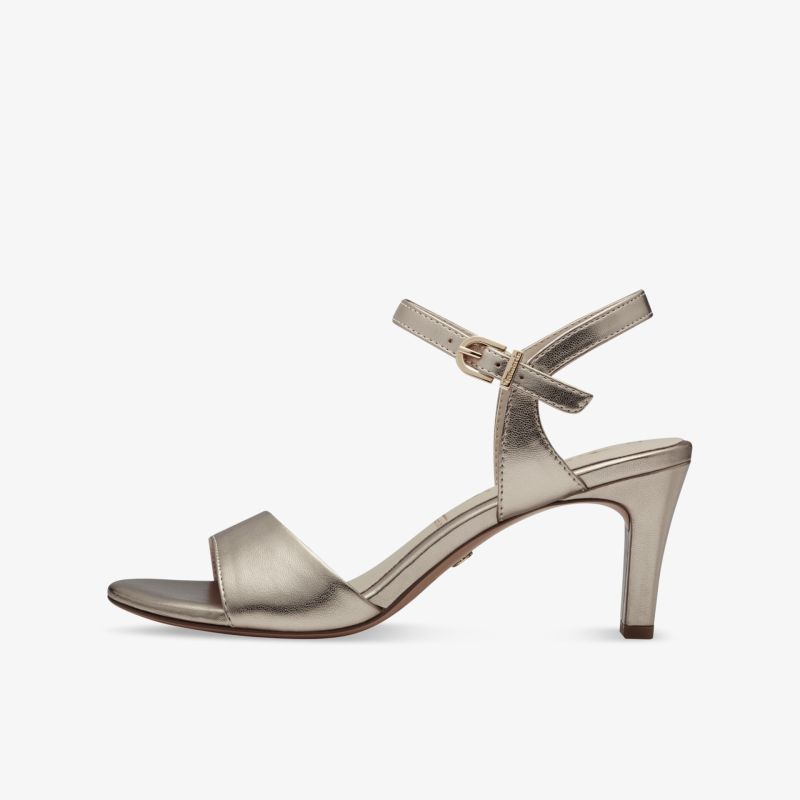 Seitliche Ansicht eines eleganten Sandalenschuhs mit hohem Absatz und verstellbarem Riemen in Metallic-Optik