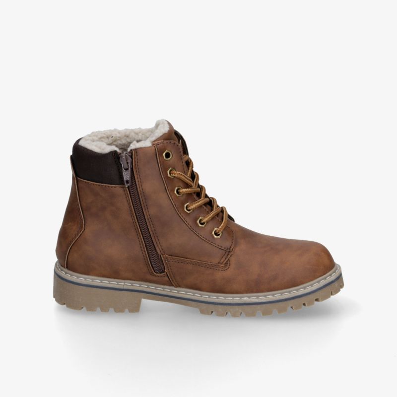 Robuster brauner Winterstiefel mit warmer Innenfütterung, Reißverschluss und rutschfester Profilsohle, seitliche Ansicht
