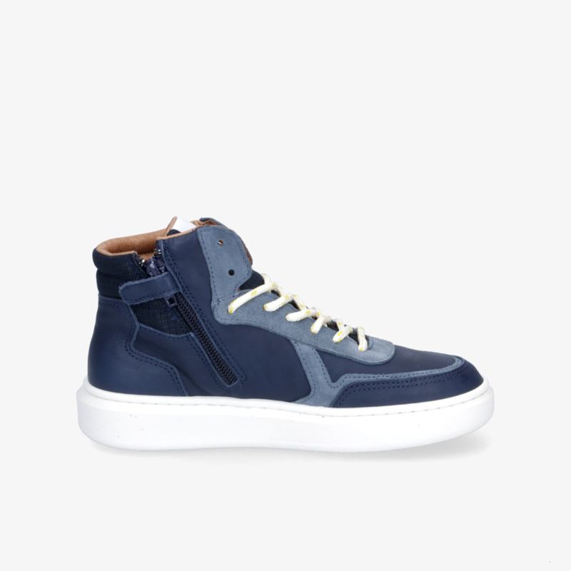 Moderner blauer Sneaker mit hohem Schaft, Reißverschluss und weißer Sohle, seitliche Ansicht