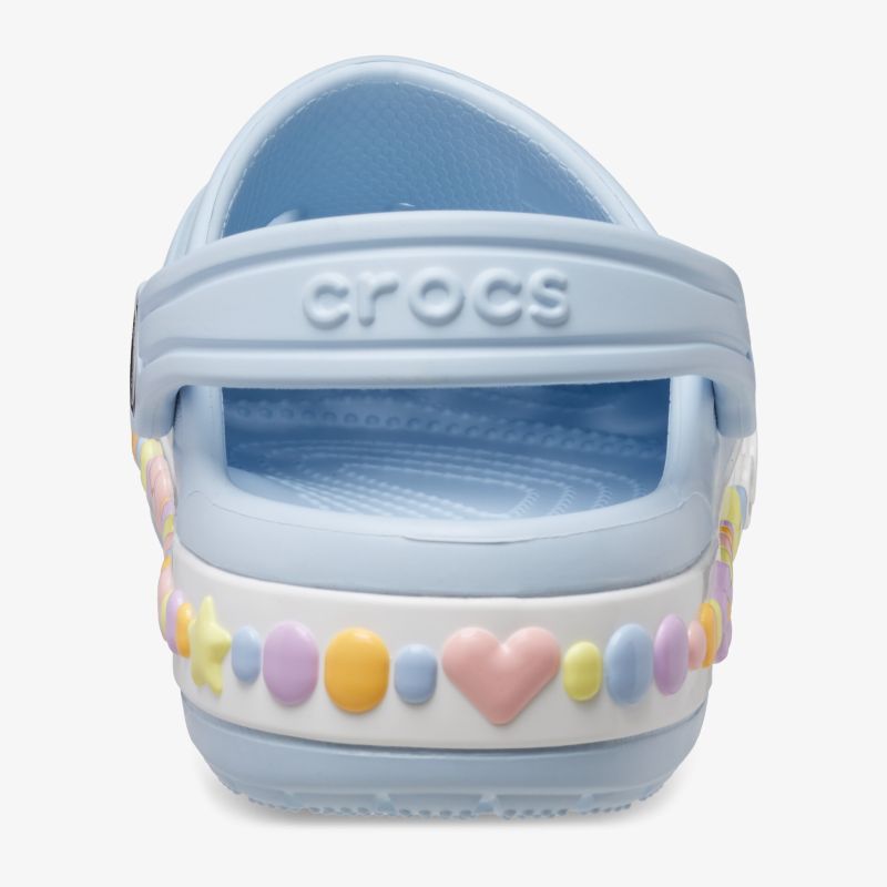 Bunter Schuh mit Herzen und geometrischen Formen für ultimativen Komfort und Stil.