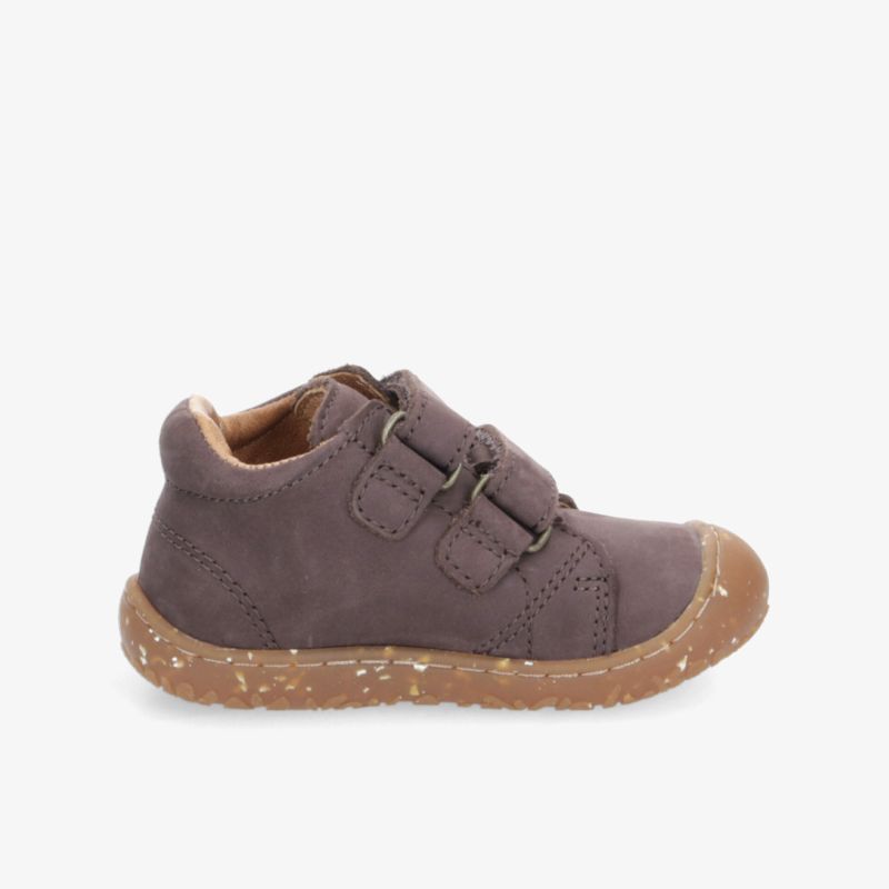 Bequemer brauner Kinderhalbschuh mit robustem Klettverschluss und rutschfester, flexibler Sohle seitlich