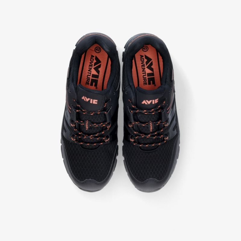 Stylischer schwarzer Schuh mit rotem Innenfutter, ideal für Abenteuer und tägliche Aktivitäten.