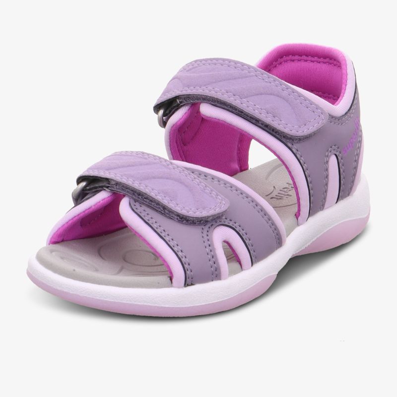 Lila Sandalen mit zwei Klettverschlüssen und gepolsterter Sohle für optimalen Tragekomfort und sicheren Halt.