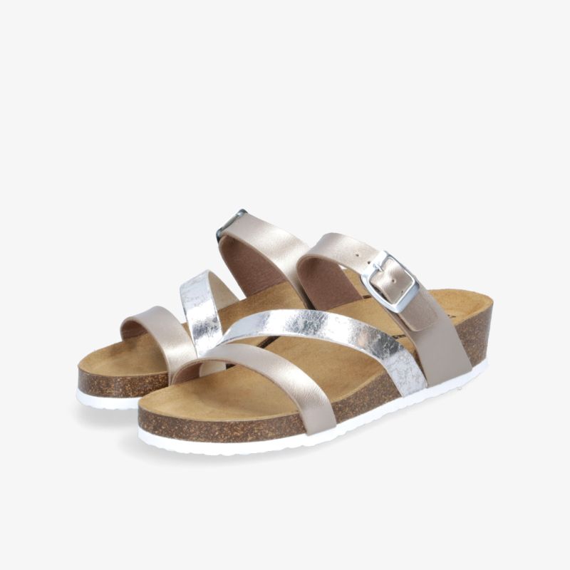 Elegante, komfortable Metallic-Sandaletten mit rutschfester Sohle und verstellbaren Riemen in schräger Vorderansicht