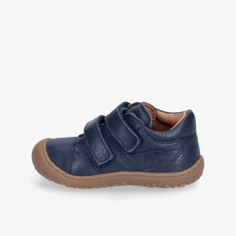 Blauer Schuh mit zwei Klettverschlüssen und rutschfester Sohle für Komfort und einfache Handhabung.