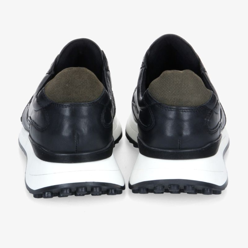 Schwarze Lederschuhe mit weißer Sohle und rutschfestem Profil, Rückansicht