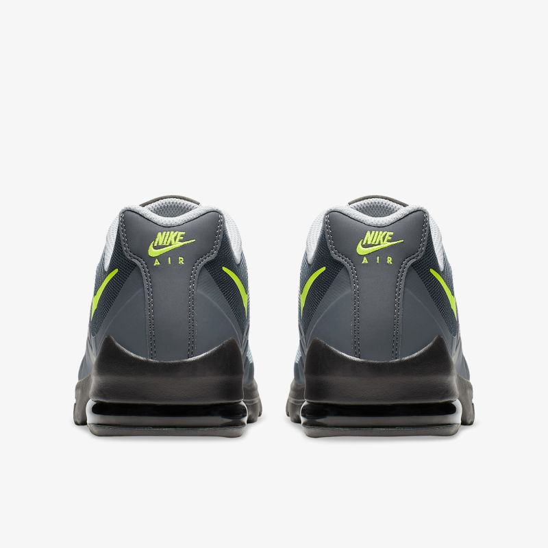 Nike Air Schuh Rückseite mit auffälligem Design und komfortabler, robuster Ausführung sichtbar