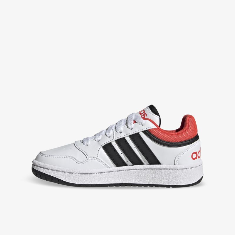 Stylische weiße Sneakers mit drei schwarzen Streifen und rotem Akzent, perfekt für sportliche Aktivitäten.