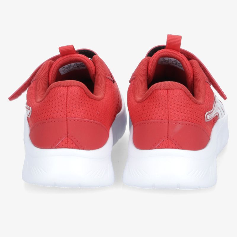 Rote Sneaker mit gepolstertem Einstieg und moderner weißer Sohle zeigen Rückansicht