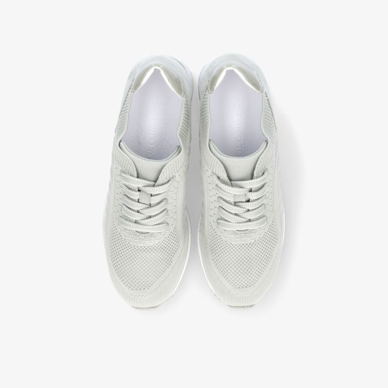 Minimalistische weiße Sneakers mit atmungsaktivem Mesh-Design und komfortabler Passform von oben betrachtet.