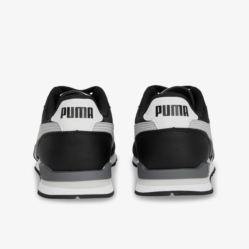 Robuste schwarze und weiße Turnschuhe von Puma mit modernem Design und hohem Tragekomfort.