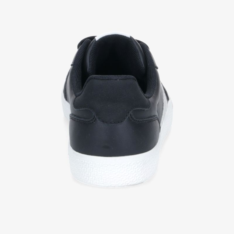 Schwarzer Sneaker mit weißer Sohle und gepolstertem Fersenbereich in klarer Rückansicht