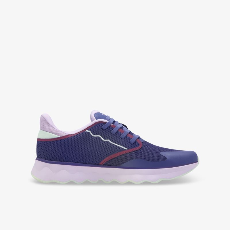 Leichter und atmungsaktiver Sportschuh mit flexiblem Sohlenprofil und modernem Design in klarer Seitenansicht