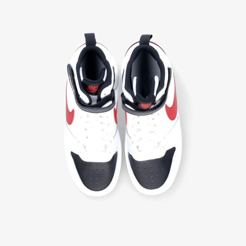 Modische schwarze und weiße Sneakers mit roten Highlights in der Draufsicht