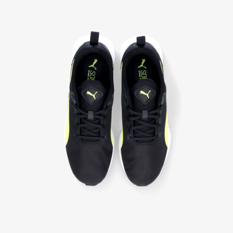 Elegante schwarze Sportschuhe mit markantem Logo und moderner Silhouette für vielseitige Freizeitaktivitäten.