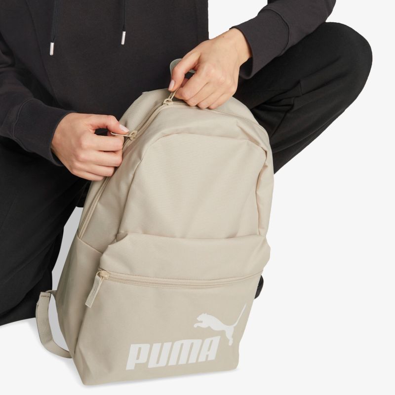 Beiger Puma Rucksack mit Logo und Reißverschluss, ideal für stilvolle Funktionalität und geräumige Aufbewahrung.
