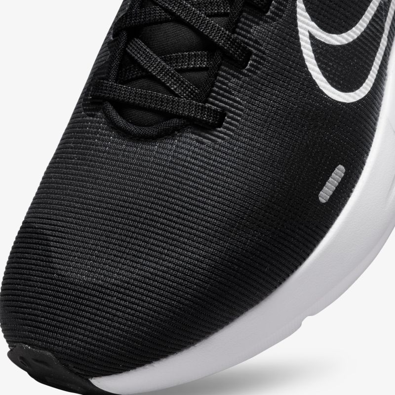 Moderner schwarzer Sportschuh mit weißem Logo und rutschfester Sohle für optimalen Komfort und Stil.