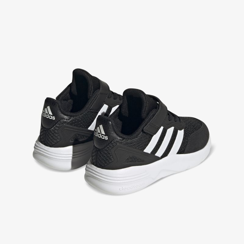 Bequeme schwarze Schuhe mit weißer Sohle und markanten Streifen für sportliches Design.