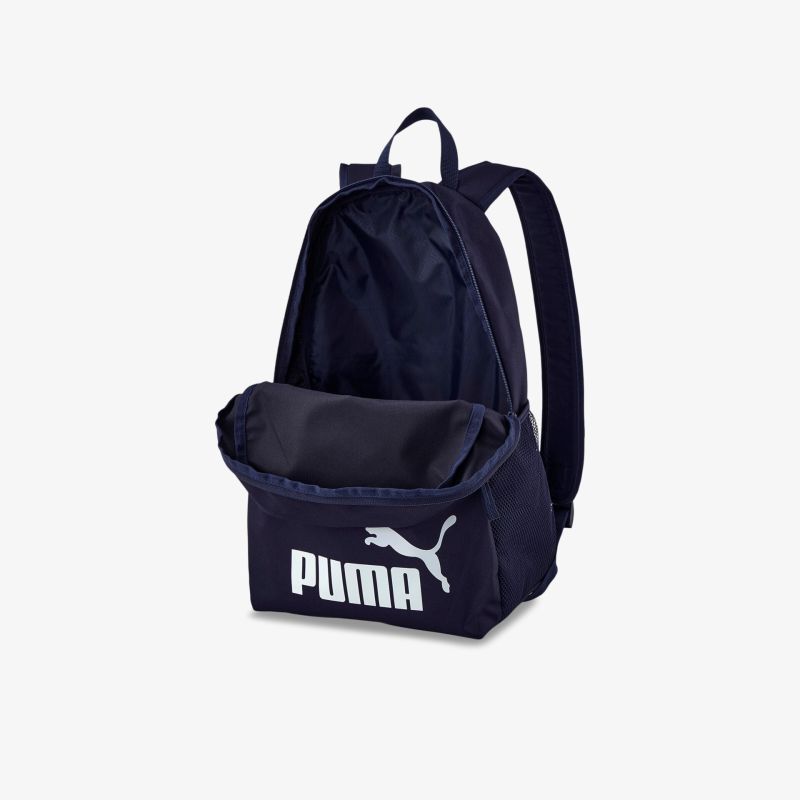 Geräumiger PUMA Rucksack mit prominentem Logo vorn, ideal für den Alltag. Robust und stilvoll gestaltet.