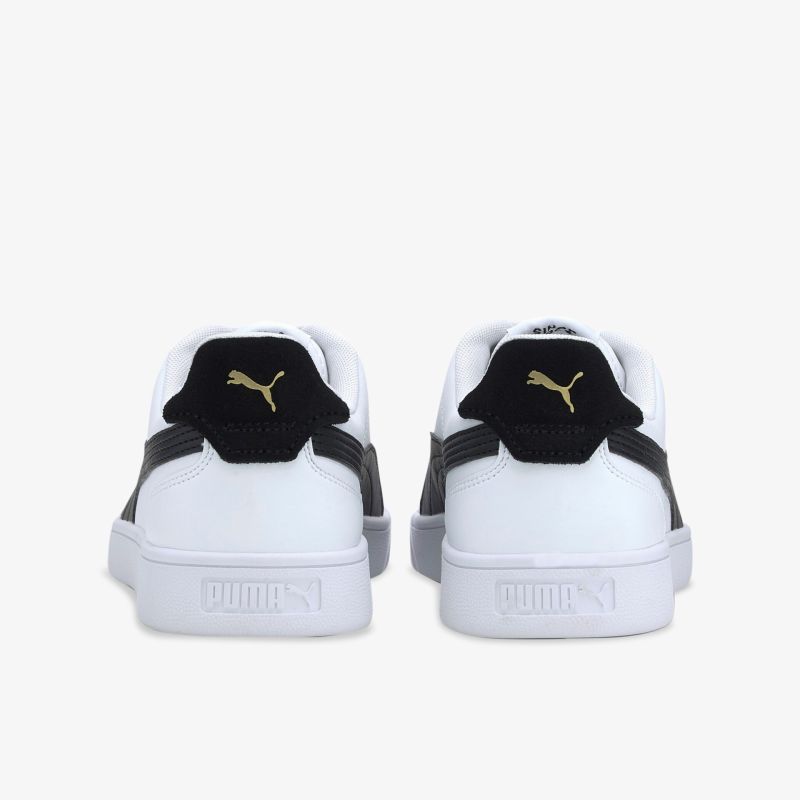 Stylische weiße Sneaker mit schwarzem Akzent und markantem Logo, ideal für sportliche Aktivitäten und Freizeit.