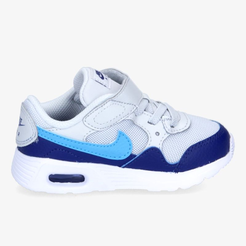 Moderner Sneaker mit blauen Akzenten, ideal für tägliche Aktivitäten und sportlichen Look.