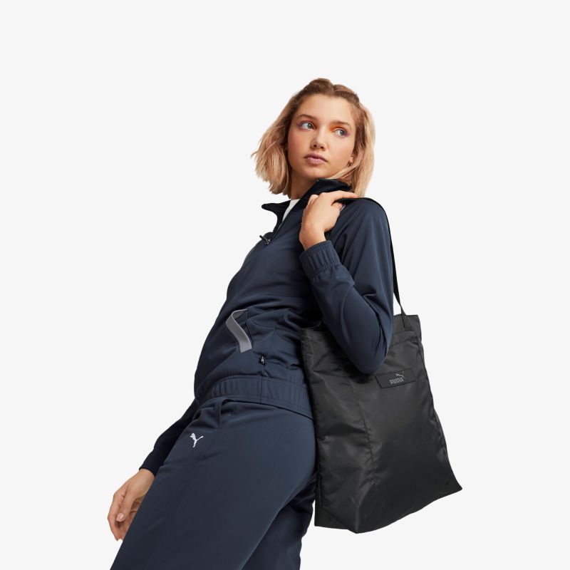 Schwarze Tragetasche mit sportlichem Look, ideal für den täglichen Gebrauch und vielseitig kombinierbar.