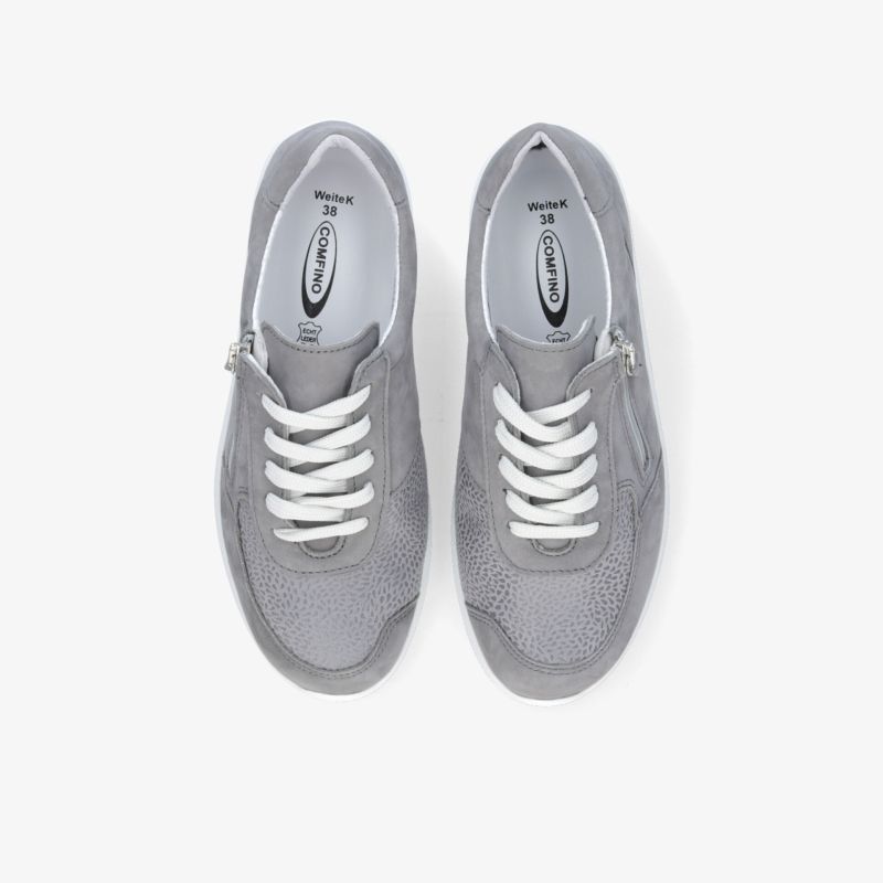 Graue Sneaker mit weißer Schnürung in Draufsicht, atmungsaktiv und bequem für Alltag und Sport geeignet