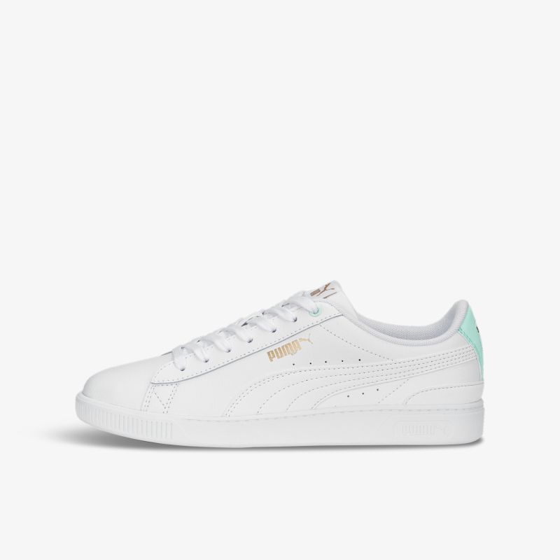 Klassischer weißer Sneaker in Lederoptik mit minimalistischem Design, ideal für sportlich-schicke Looks.