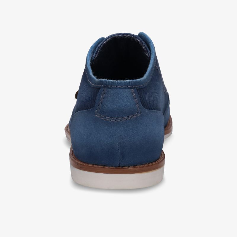 Robuster blauer Schuh mit weichem Leder und rutschfester Sohle, ideal für vielseitige Anlässe.