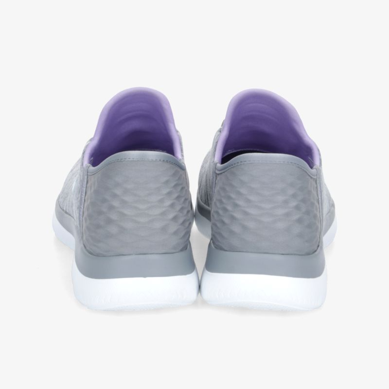 Leichte graue Sportschuhe mit rutschfester Sohle und modernem, flexibel gestaltetem Design