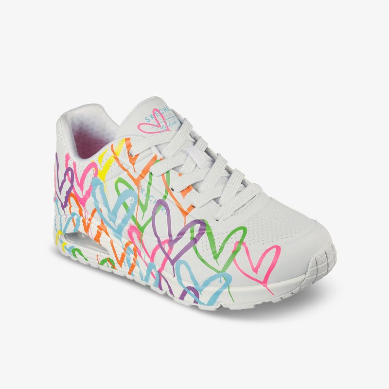 Weißer Sneaker mit buntem Herzmuster, ideal für einen stilvollen Auftritt mit Komfort.