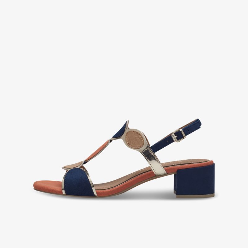 Seitliche Ansicht einer eleganten Sandalette mit Blockabsatz, verstellbarem Riemen und Kombination aus Blau und Gold