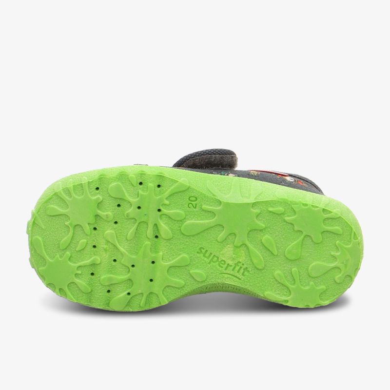 Sportlicher Schuh mit robuster, griffiger Sohle und praktischem Klettverschluss für optimalen Tragekomfort.