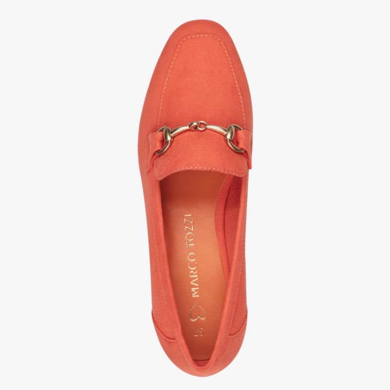 Eleganter roter Loafer mit metallischem Verzierungsdetail für stilvollen und komfortablen Tragekomfort