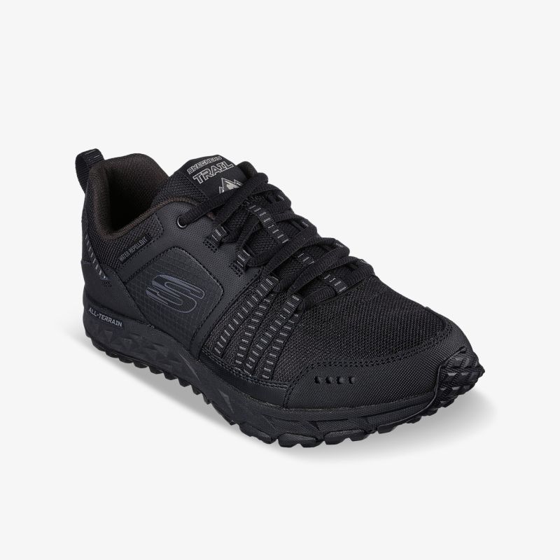 Schwarzer sportlicher Sneaker mit atmungsaktivem Material und rutschfester Sohle in schräger Frontansicht