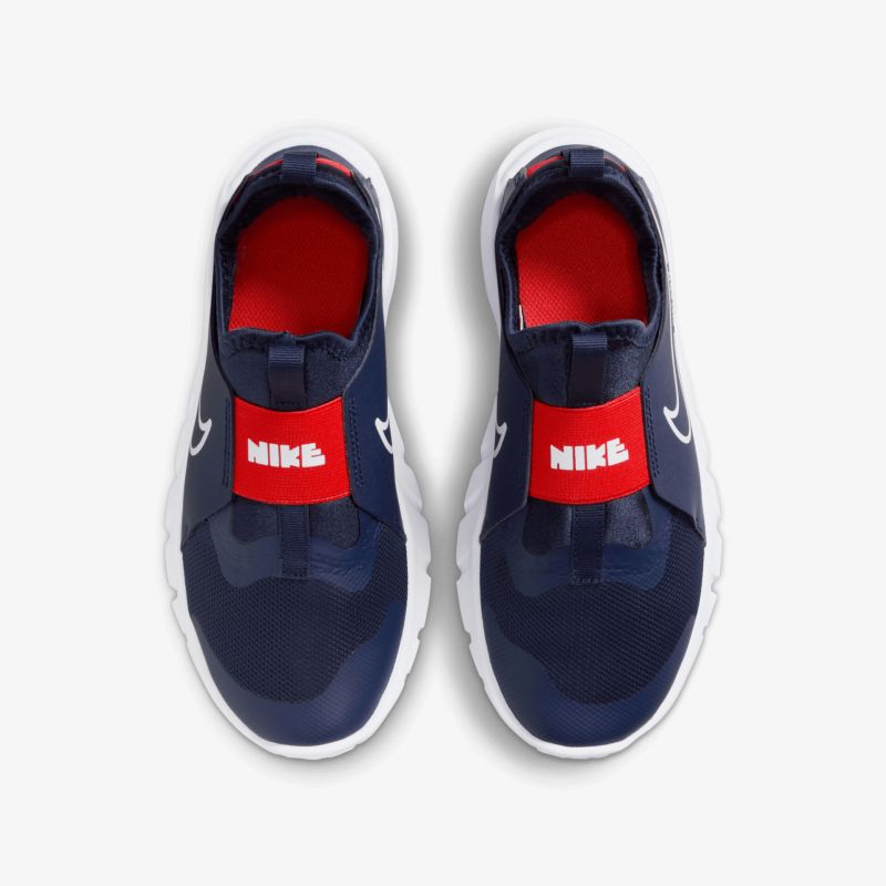 Bequeme schwarze Sneaker als Paar in Draufsicht, leicht und atmungsaktiv mit sportlichem Design