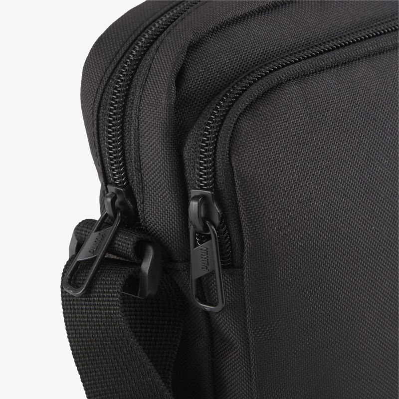 Detailaufnahme von schwarzer Tasche mit robustem Reißverschluss und strapazierfähigem Material