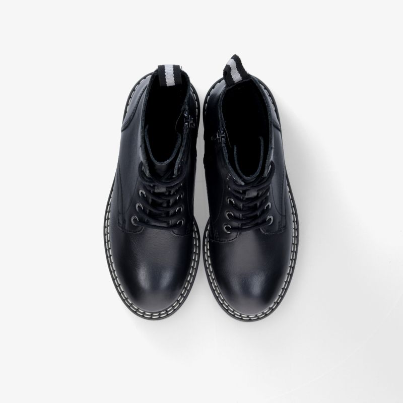 Elegante schwarze Lederstiefel mit Schnürung und robuster Bauweise für stilvollen Komfort.