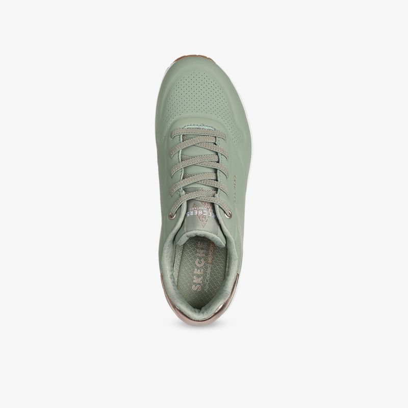 Leichter sportlicher Sneaker in grüner Farbe mit flexiblem Schnürsystem und atmungsaktivem Material, Draufsicht
