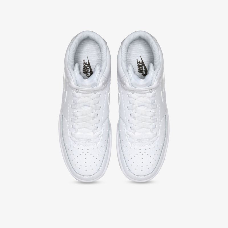 Modische weiße Sneaker mit klassischem Design und bequemer Passform, ideal für vielseitige Outfits.