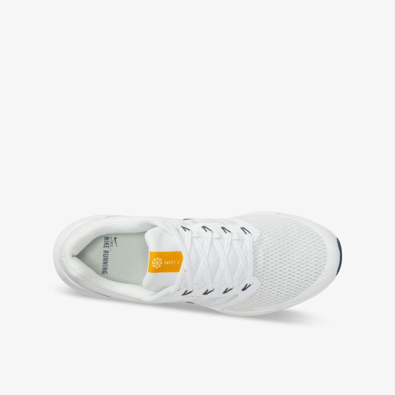 Moderner weißer Sneaker mit atmungsaktivem Mesh-Obermaterial und komfortabler Passform von oben betrachtet